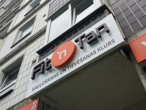 Fitntan LED josla ar telpiskiem burtiem (3)