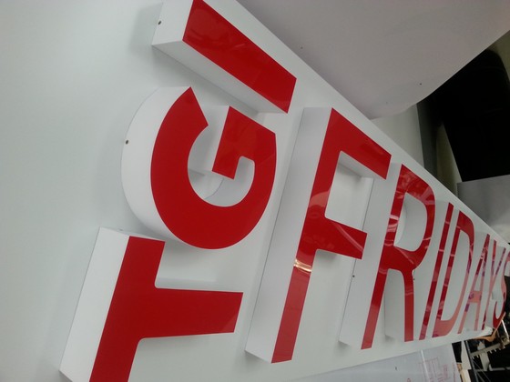 LED Logo TGI FRIDAYS Lidosta (1)