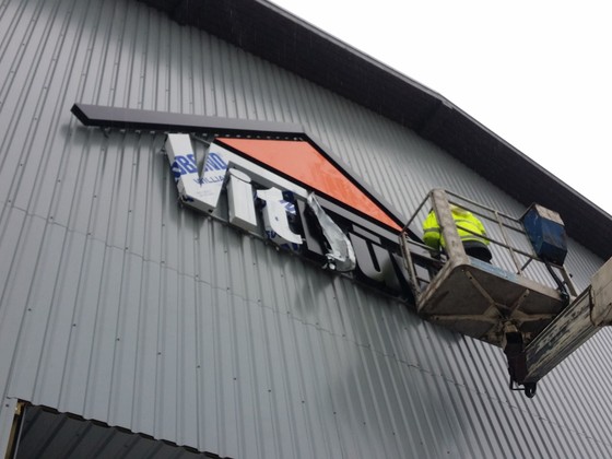 Vitbutne logotips no kompozita ar LED logo (4)