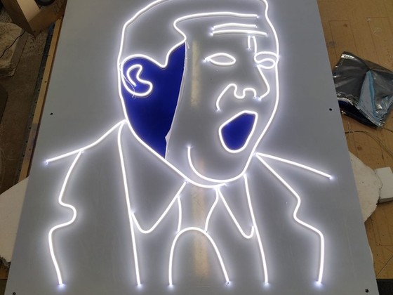 Neona galva uz pamatnes Ceros (1)