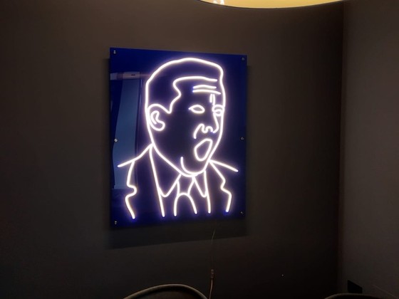 Neona galva uz pamatnes Ceros (2)