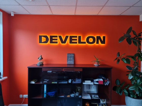 Develon wall logo (1)