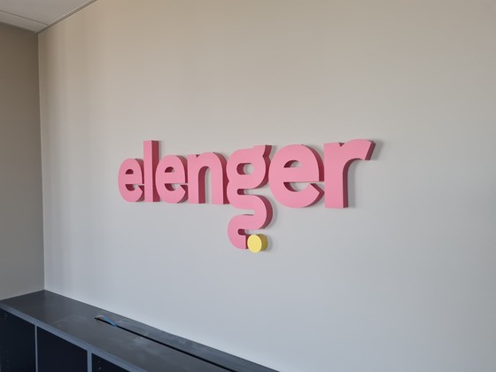 Elenger logo uz sienu (1)