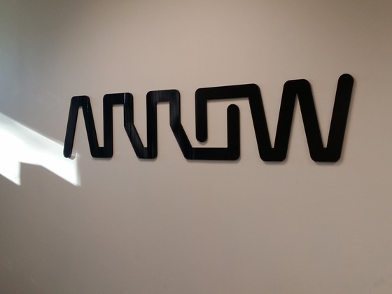 Arrow logo_org stikls (1)