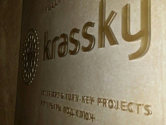 Krassky logo no plexiglasa ar zelta virsmu (7)