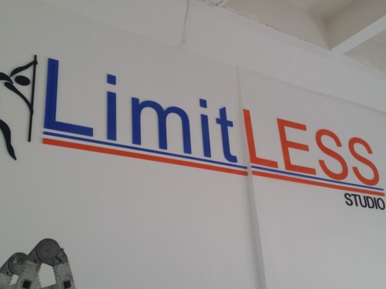 LimitLess logo acril Ceros (4)