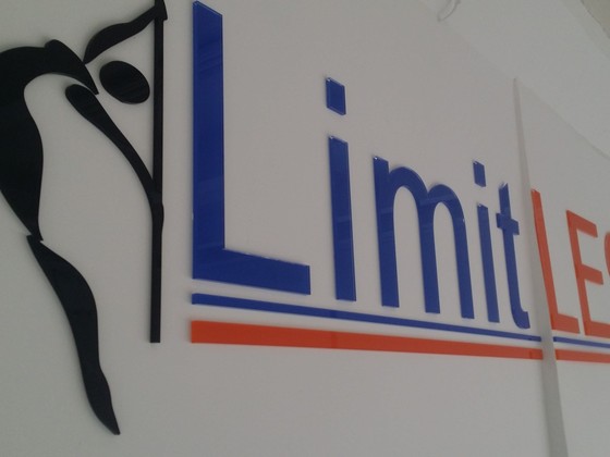LimitLess logo acril Ceros (7)