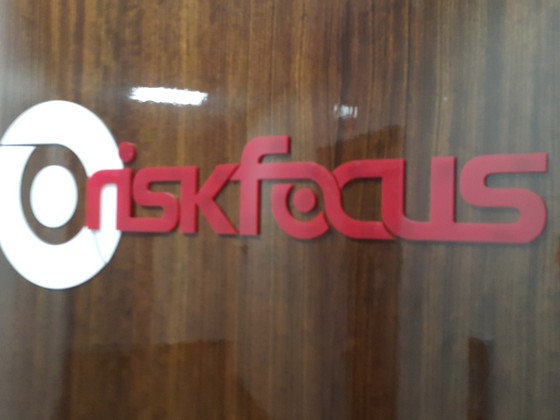 Logo Riskfocus plexiglas Ceros (7)