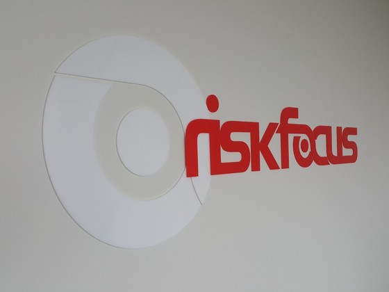 Logo Riskfocus plexiglas Ceros (9)
