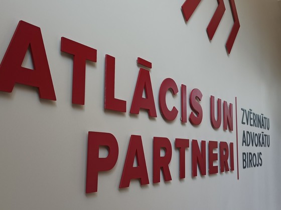 Krāsoti aluminija burti uz distanceriem Atlacis un partneri (8)