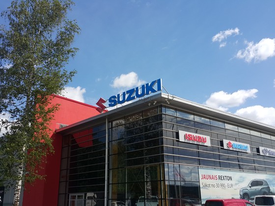 Andre motros autosalons Logo Suzuki uz jumta Ceros.LV