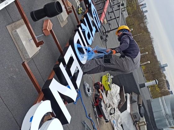 tridens LED logo uz jumta (9)