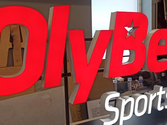 Olybet LED logo uz pamatnes Ceros (2)
