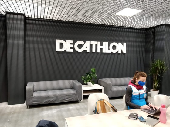 Decathlon balta putoplasta logotips (3)