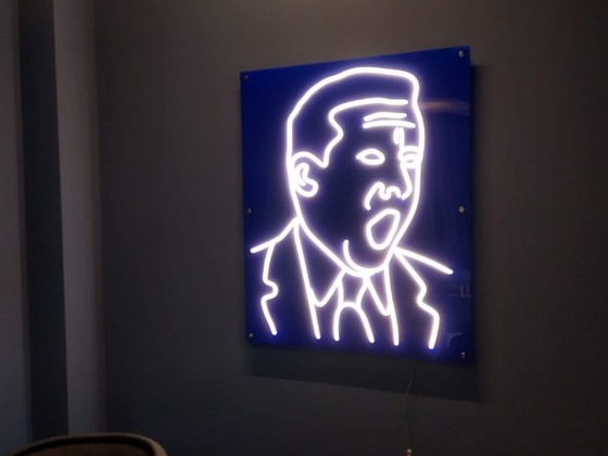 Neona galva uz pamatnes Ceros (3)