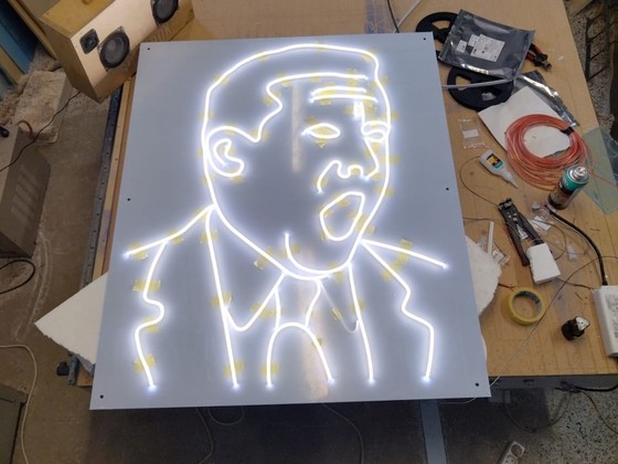 Neona galva uz pamatnes Ceros (5)