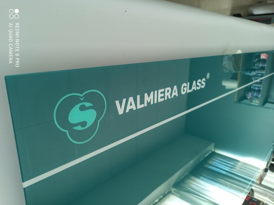 Valmieras glass stikla tafele